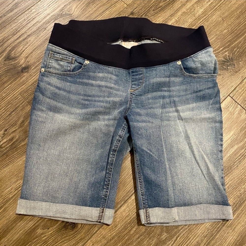 NWOT Maternity Bermuda Shorts